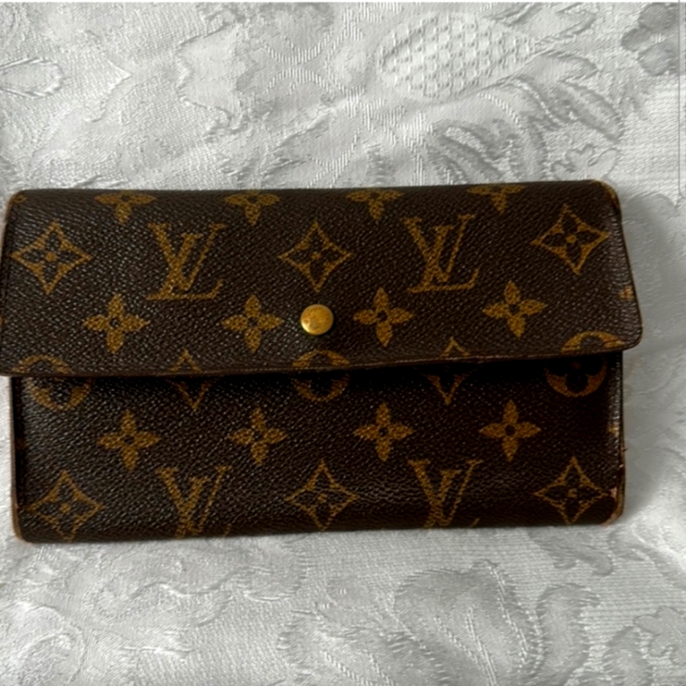 Authentic Lewis Vuitton Sarah Wallet